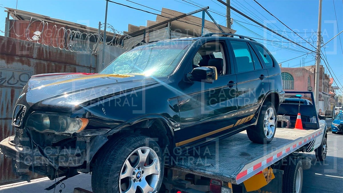 Camioneta BMW sale proyectada del Malecón, choca contra otra y esta se impacta contra casa
