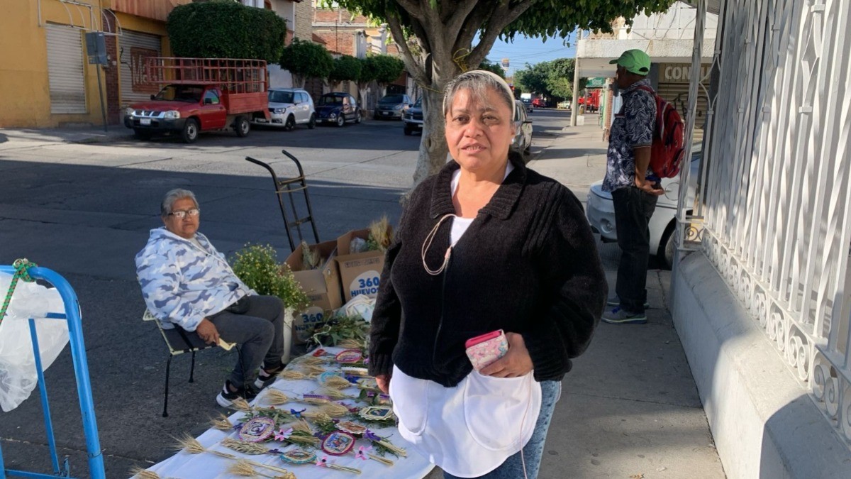 “Está todo muy difícil“ Viven leoneses Domingo de Ramos con palmas y bendiciones