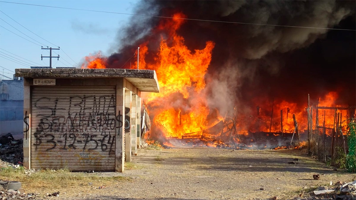 VIDEOS Quemaban basura y se salió de control, llamas alcanzan casa de madera