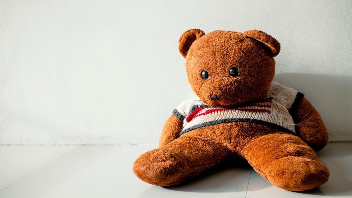 Fallece niño de 1 año al caerle encima mujer que resbaló