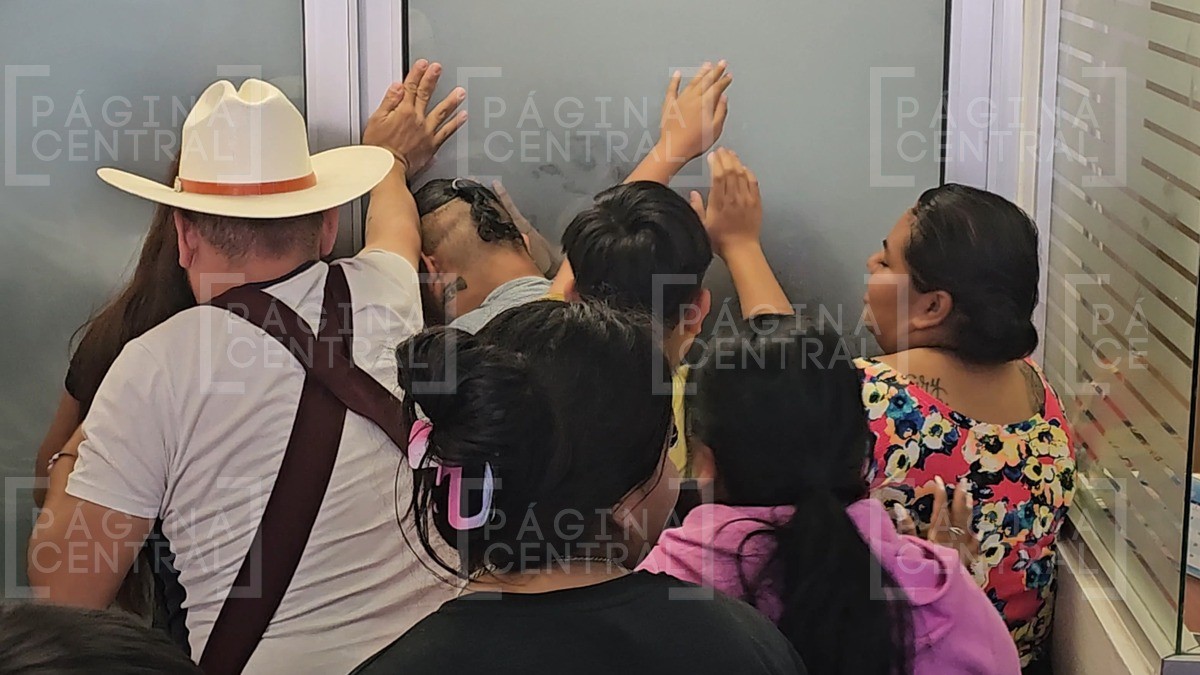 “Queremos trabajar“, ambulantes de la Miguel Alemán exigen justicia a golpes y empujones