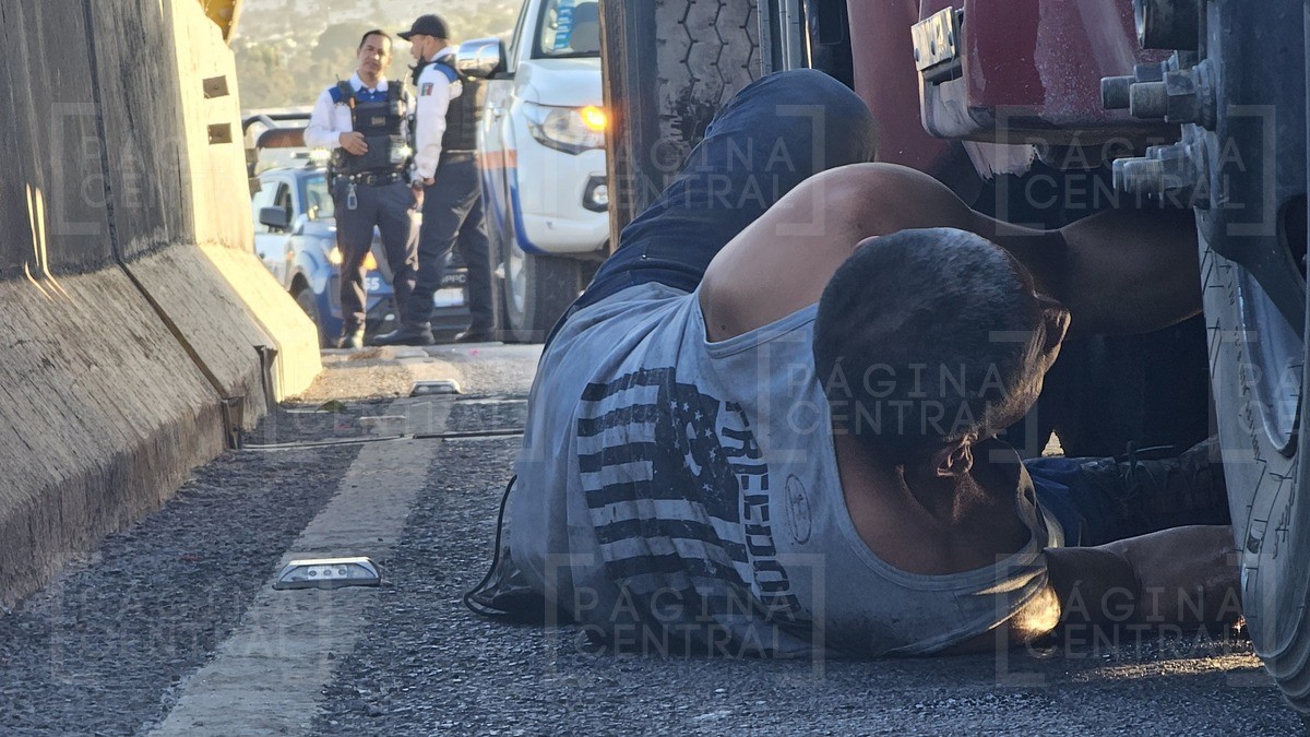 ¡Para el tráfico! Falla camión y queda varado en distribuidor vial de bulevar Aeropuerto