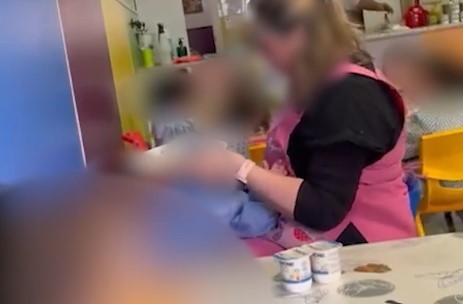 'Me tienes harta', captan en video a cuidadora golpeando a niña en guardería cuando comía