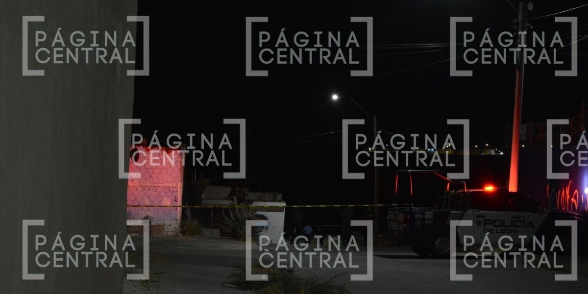 VIDEO ¡Terror! Iban por baldío cuando ven cómo abandonan cadáver con huellas de violencia