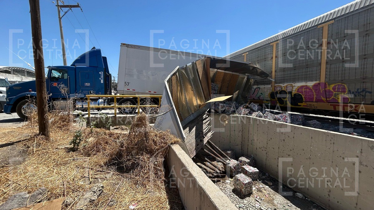 ¡No pudo ganarle al tren! Conductor de tráiler choca contra vagón en colonia Arroyo Hondo