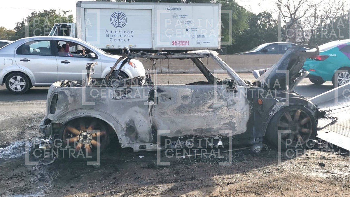 VIDEO Incendio de Mini Cooper en la Silao - León causa tráfico y revuelo en redes