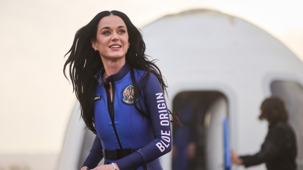 Un pequeño paso para Katy Perry que deja gran huella ¡en la capa de ozono!