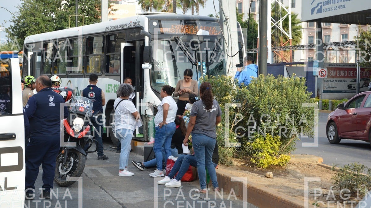 Conductora retorna en sentido prohibido y estrella su auto contra Oruga llena de pasajeros