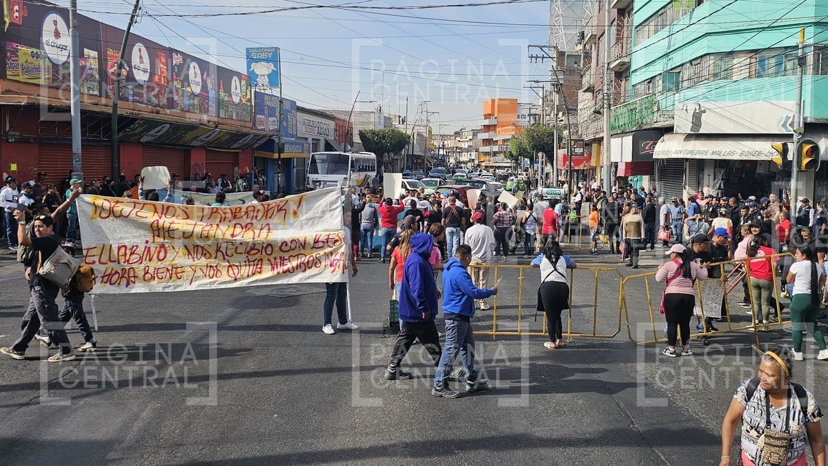 ¡Cierran la Miguel Alemán! Ambulantes protestan para exigir un espacio en la vialidad