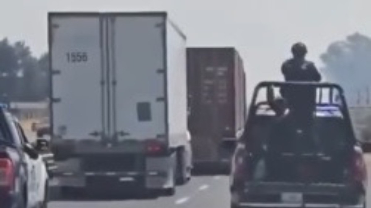 VIDEO Marcan el alto a conductor de tráiler, los ignora y provoca persecución a balazos