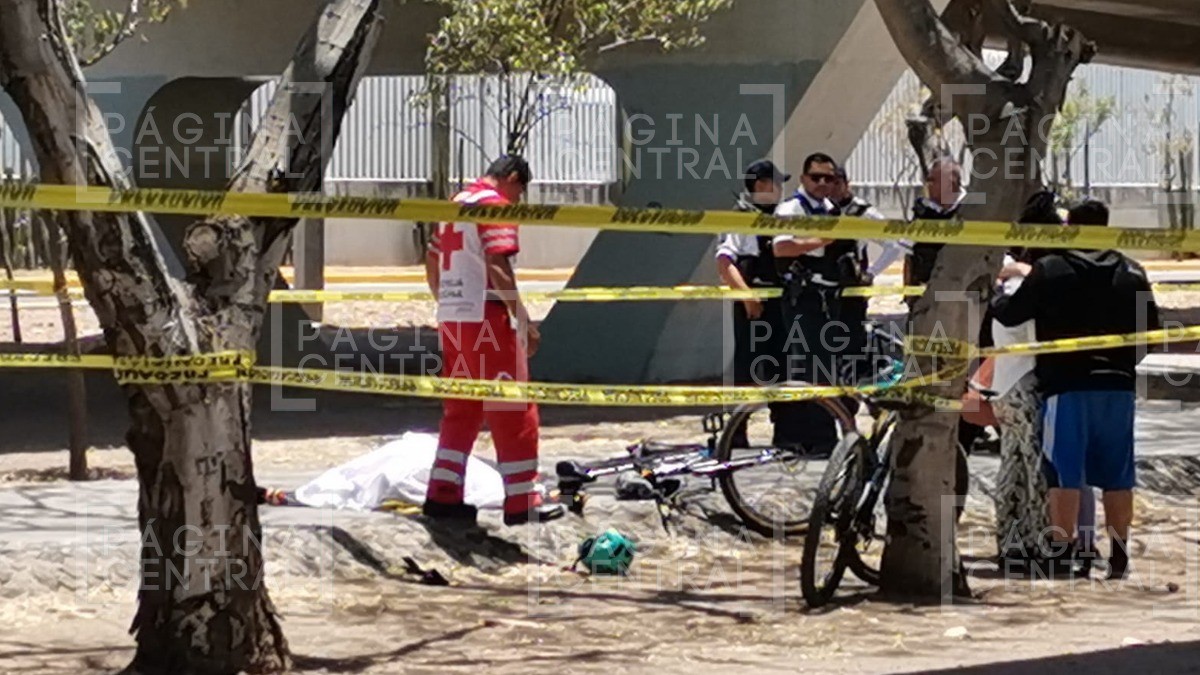 Pedaleaba por la ciclovía del Libramiento y de repente cayó y perdió la vida
