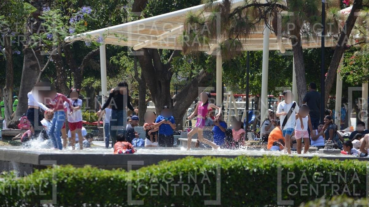 Convierten fuentes del Parque Hidalgo en 'balneario familiar'