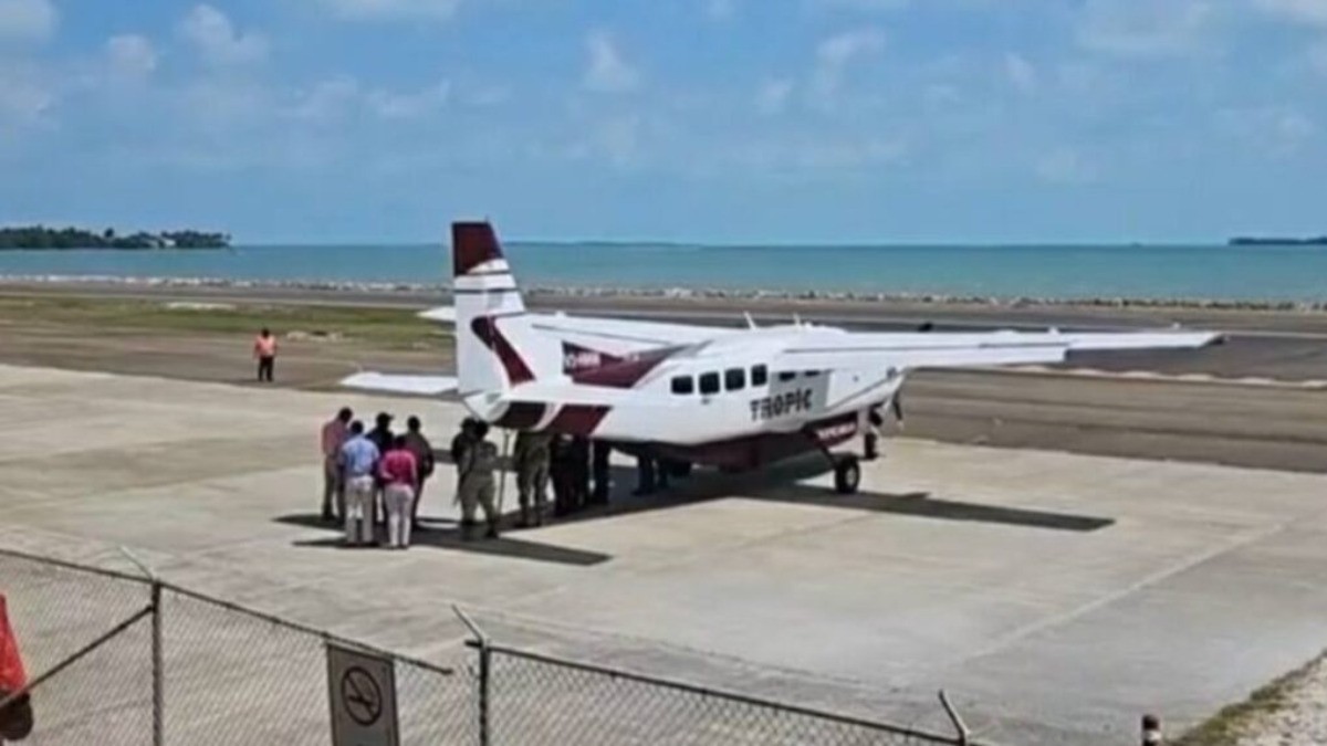¡Tiroteo en pleno vuelo! Ataca con navaja a pasajeros, pero un héroe armado los salva