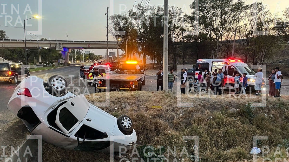 Familia cae a arroyo en León tras perder el control del auto; cinco menores iban a bordo