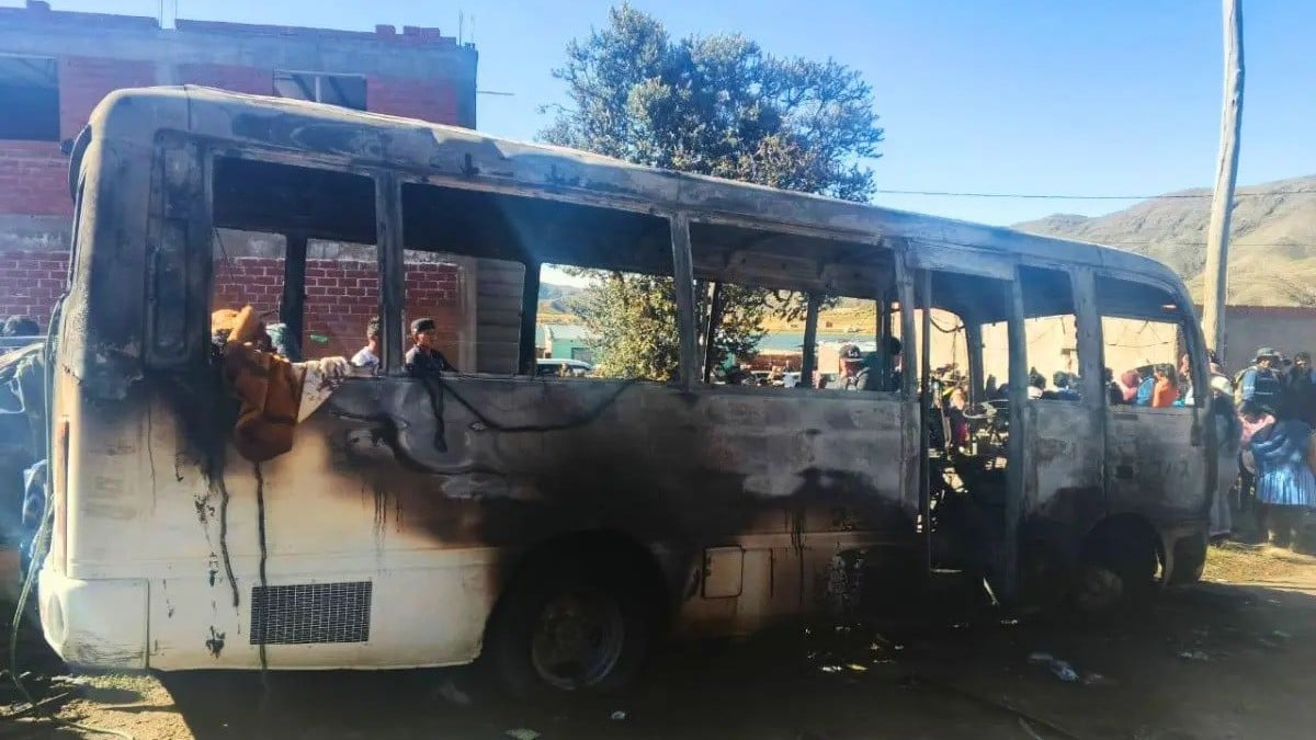 ¡No pudieron salvarse! Mueren niños calcinados tras incendiarse su autobús escolar