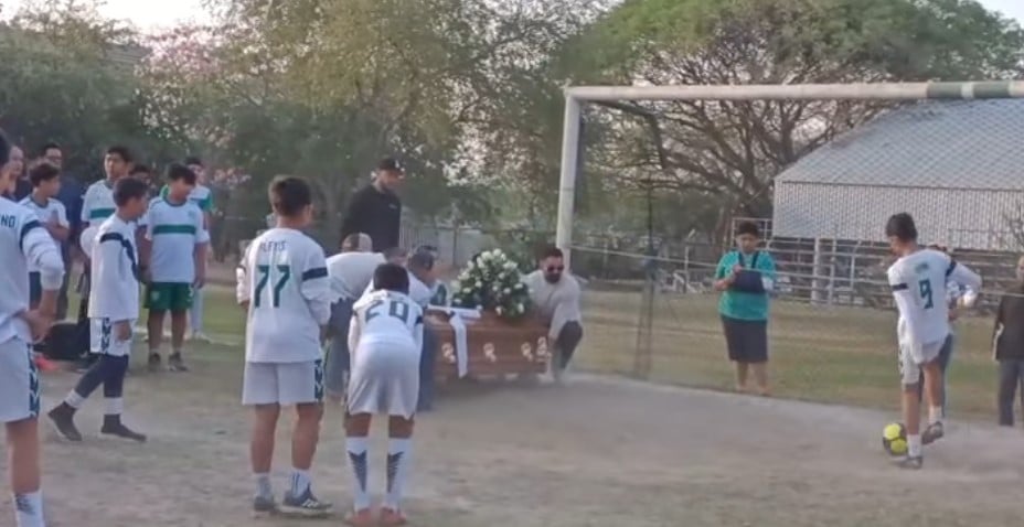 VIDEO Murió de manera espontánea: A Juanito lo aplastó una portería; así fue su último gol