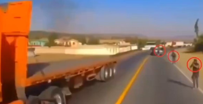 VIDEO ¡Les aventó el tráiler! Con todo y lluvia de balas así trailero frustró asalto