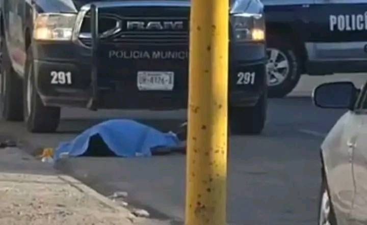 ¡Todo por cervezas ‘gratis’! Martín tropieza cuando escapaba sin pagar y muere en banqueta