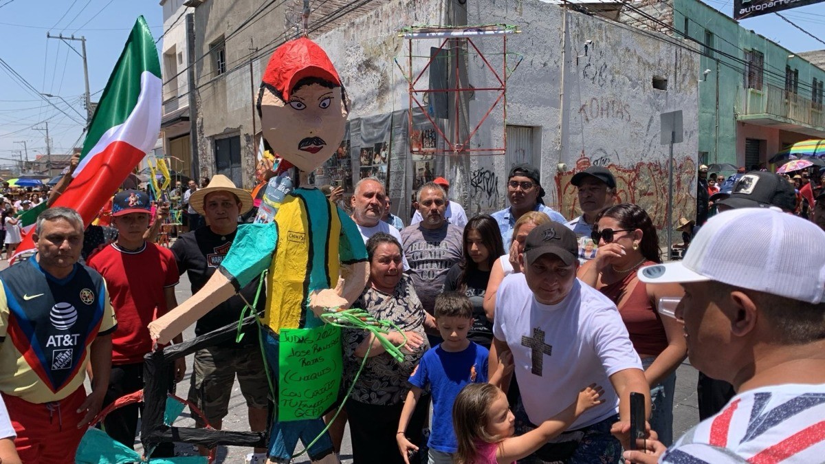 VIDEO Entre rezos y estruendos, así se vivió la Quema de Judas en Santiago