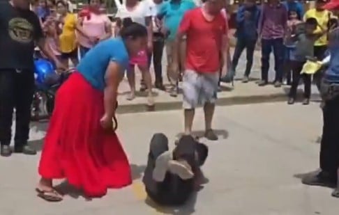 VIDEO '¿Yo te enseñé a robar?', madre azota a su hijo tras sorprenderlo robando