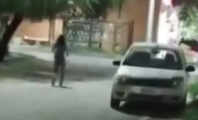 VIDEO 'Mami, no me dejes', mujer abandona a su hijo de 2 años