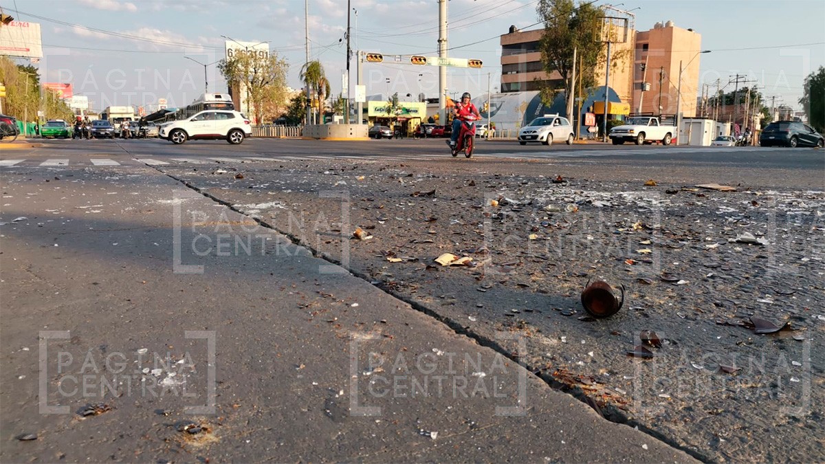 Camión cervecero tira envases de vidrio y genera problemas viales en el López Mateos