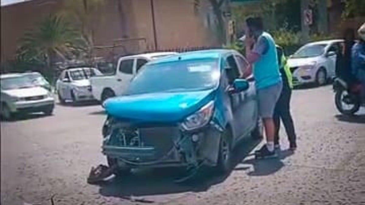 ¿Quién se pasó el rojo? Se registra fuerte choque en López Mateos y Vasco de Quiroga