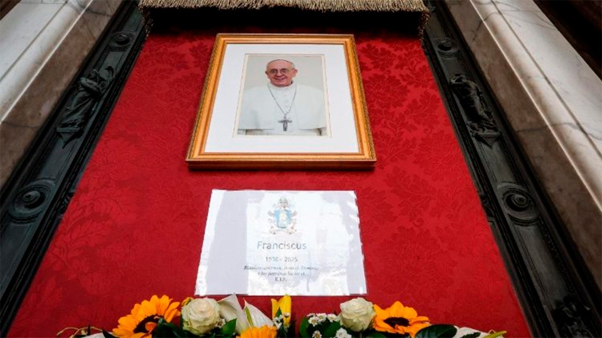 Murió Papa por derrame cerebral, informa Vaticano