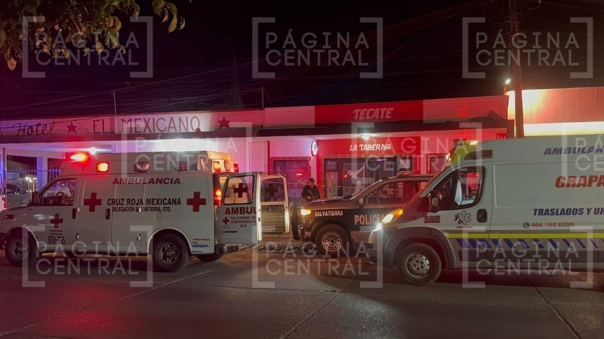 Convivían en bar cuando hombres llegaron a dispararles, 3 cuerpos quedaron entre las mesas