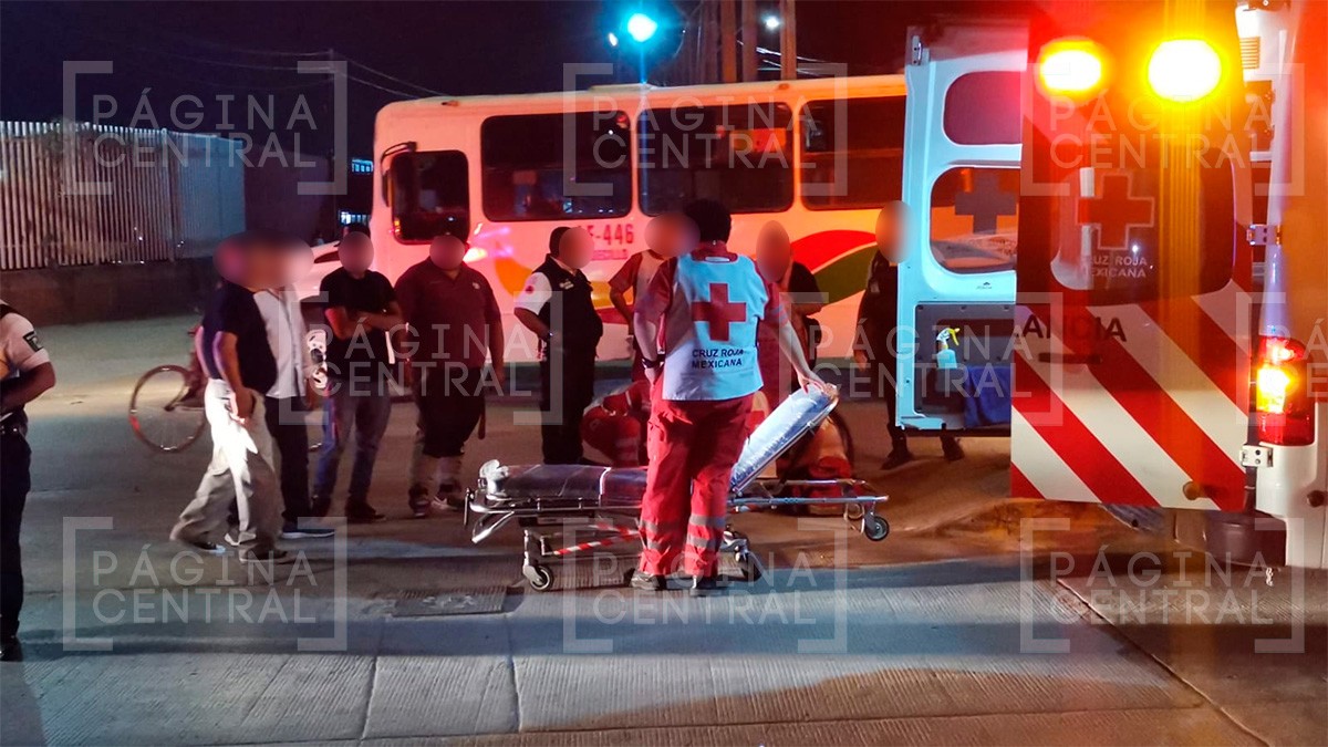 Dos adolescentes resultan lesionadas tras chocar en motocicleta contra camión urbano