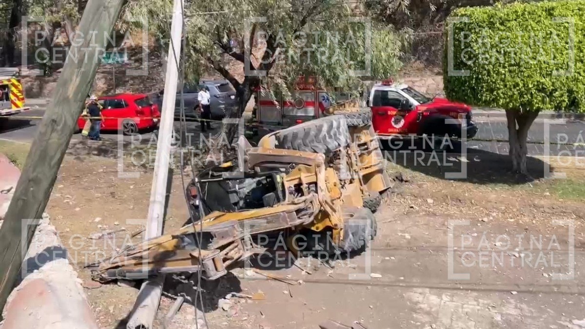 ¡Iba a exceso de velocidad! Retroexcavadora vuelca en la carretera y muere conductor