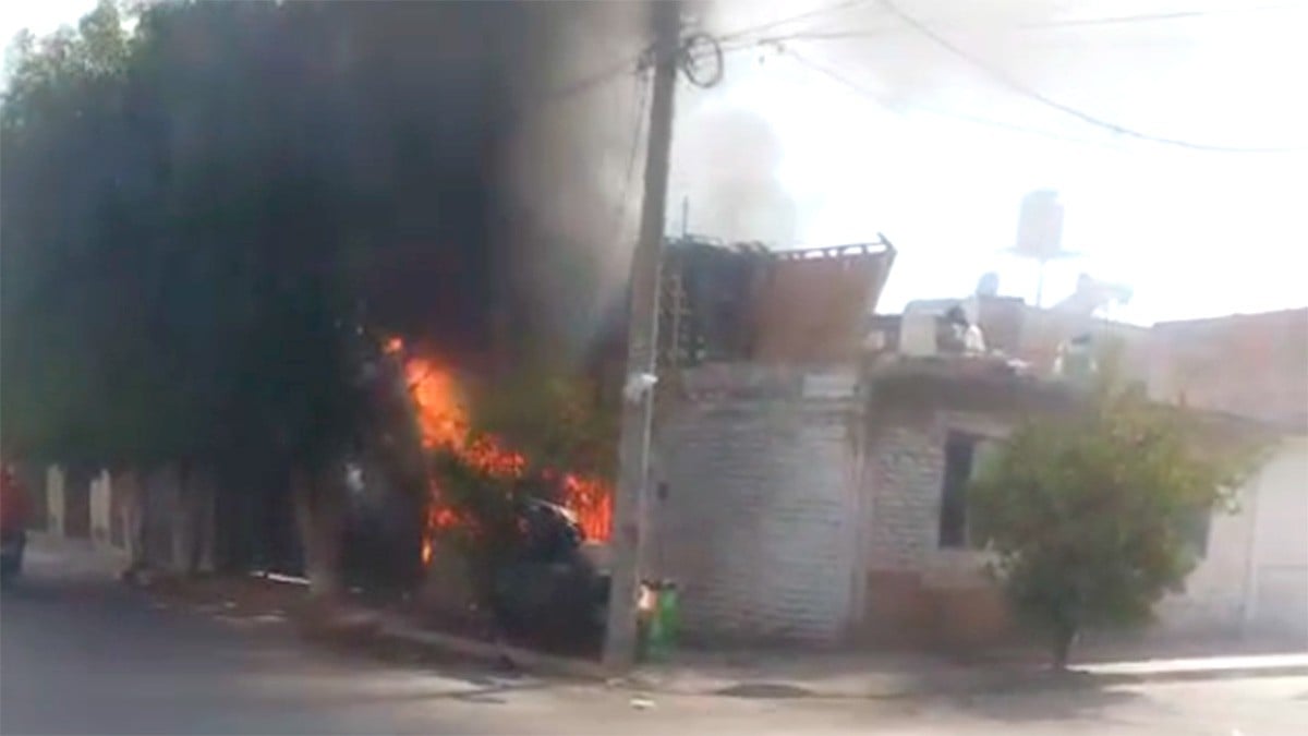 VIDEO Niño y adulto son rescatados de casa en llamas; el menor sufrió quemaduras graves