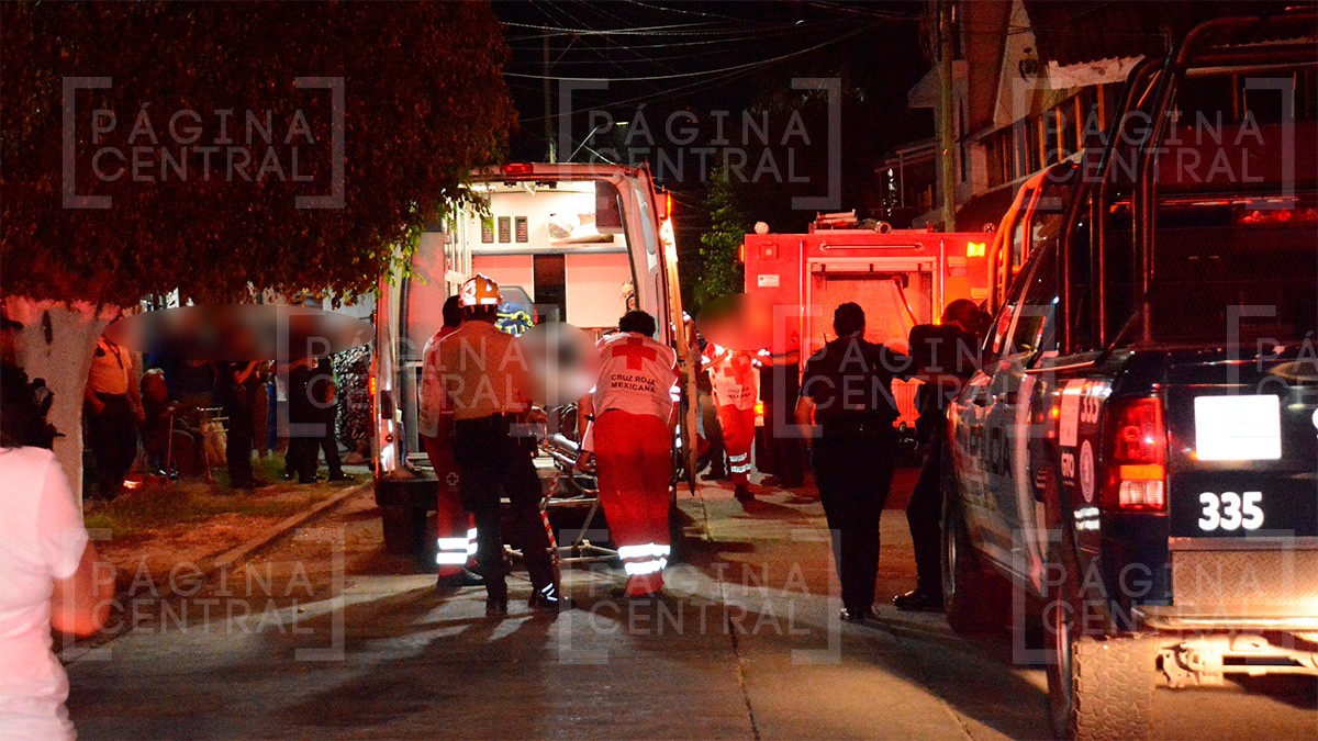Se incendia casa por un raidolito, vecinos ayudan a rescatar a pareja de abuelitos