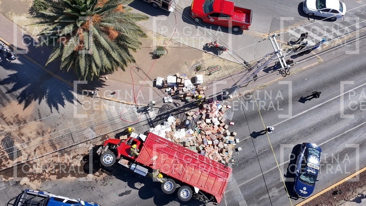 “El de la moto se atravesó” Camión con abarrotes vuelca en glorieta de Torres Landa
