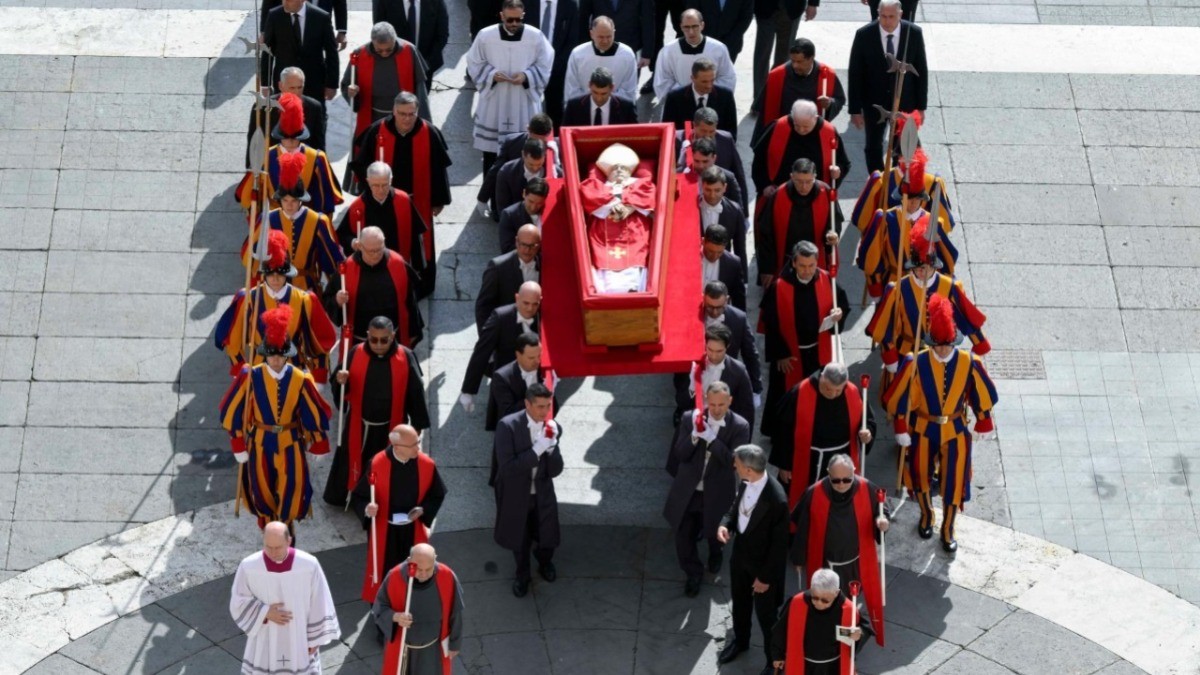 Dan adiós al Papa en la Basílica de San Pedro