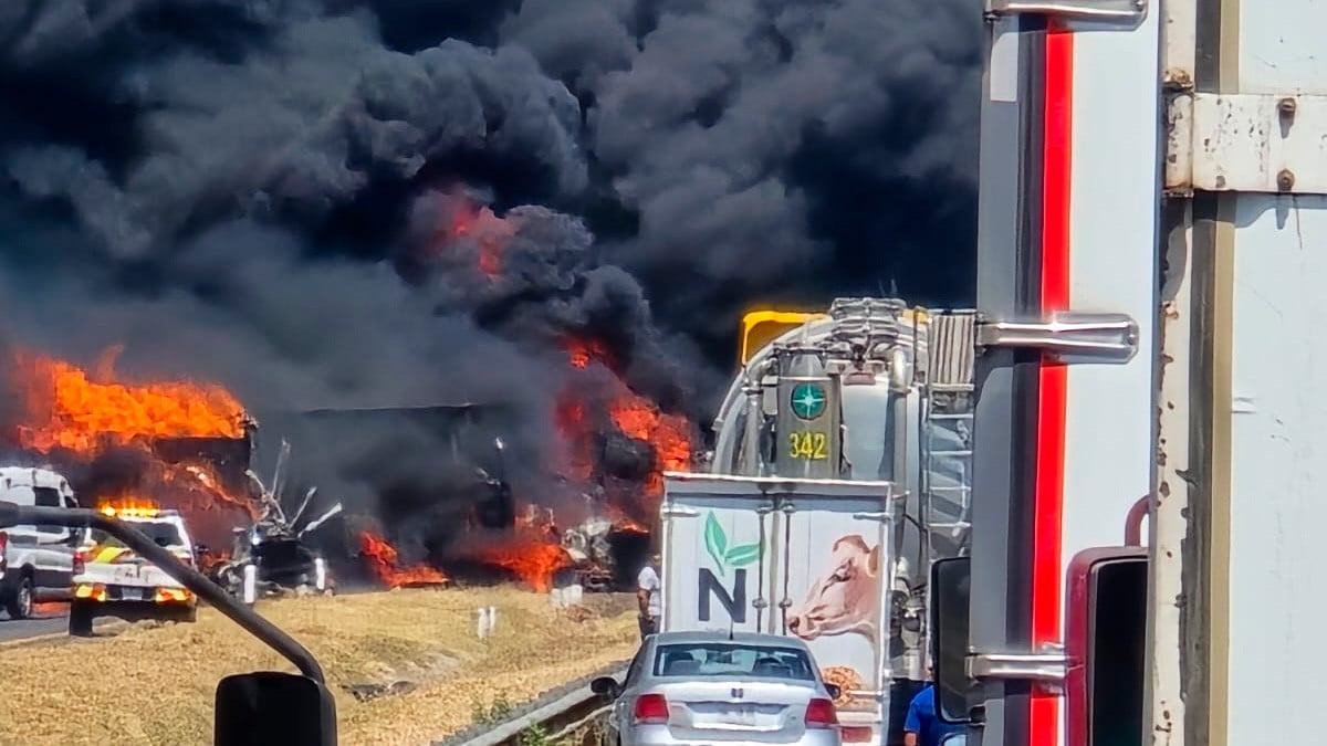 ¡Narcobloqueos! Reportan que hombres armados quemaron tráileres en carretera de Guanajuato