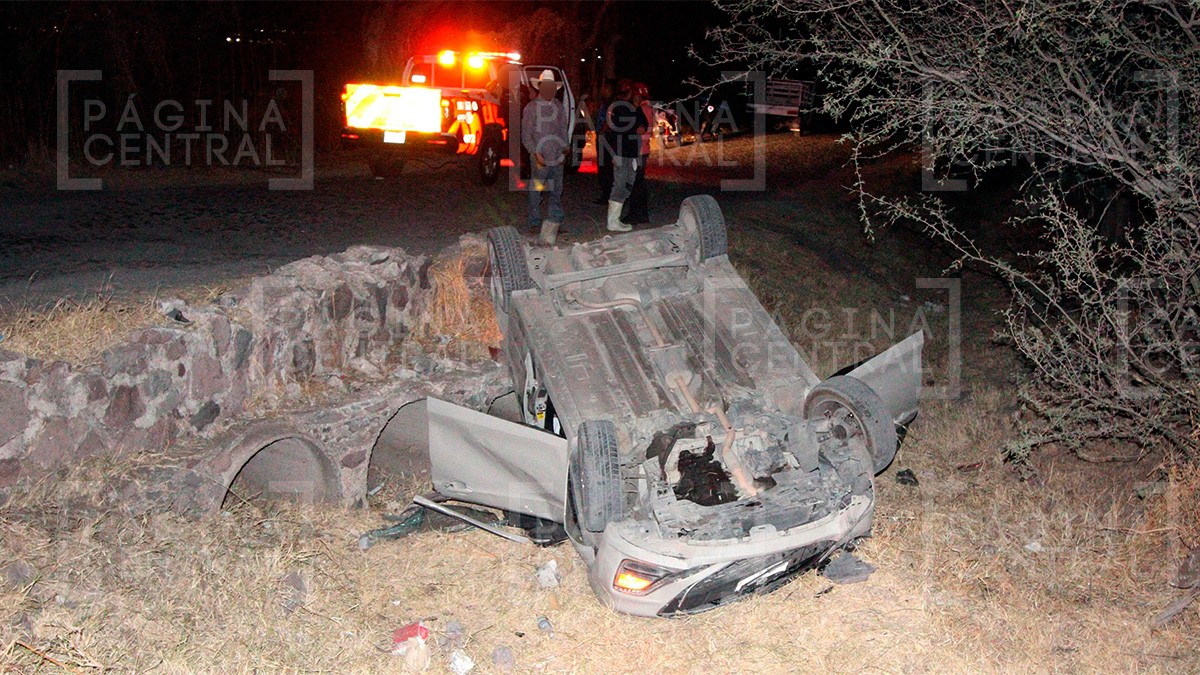 Mujer vuelca en un camino sin luz; el carro quedó con las llantas hacia arriba