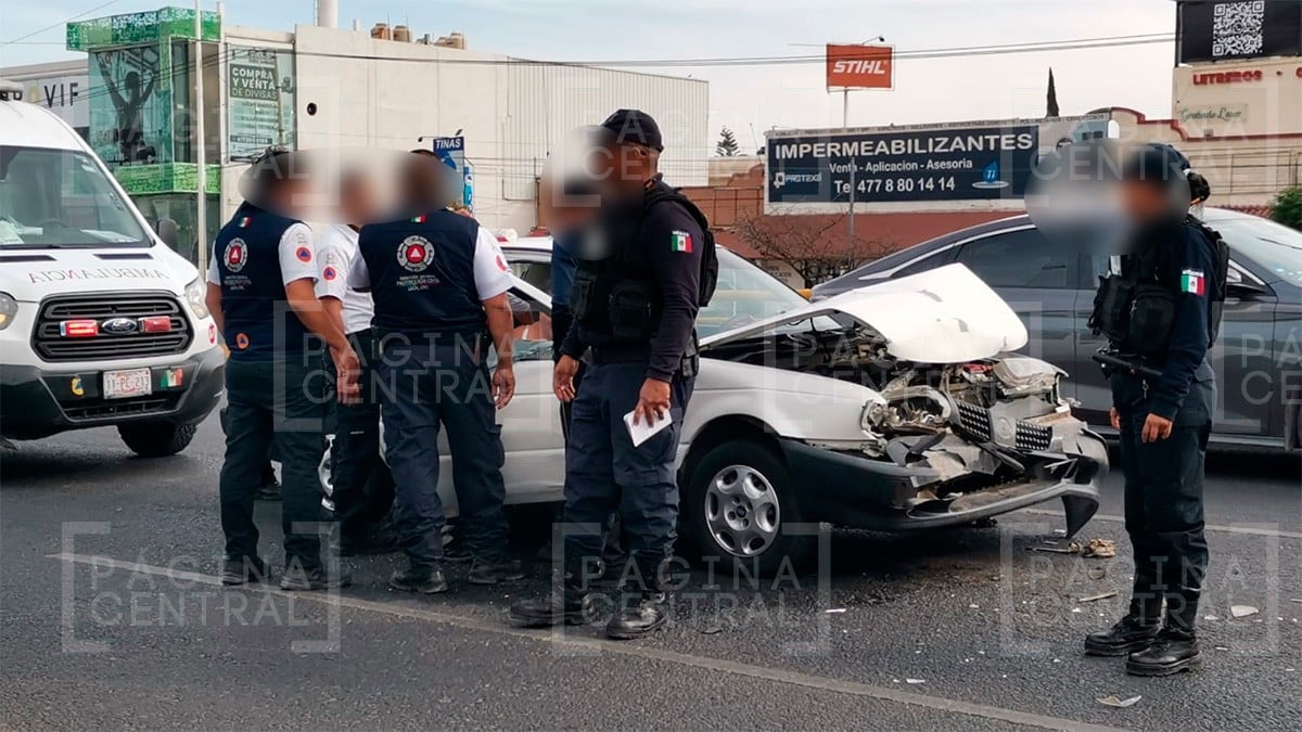 Fuerte choque en el bulevar José María Morelos causa caos vial rumbo a Lagos de Moreno