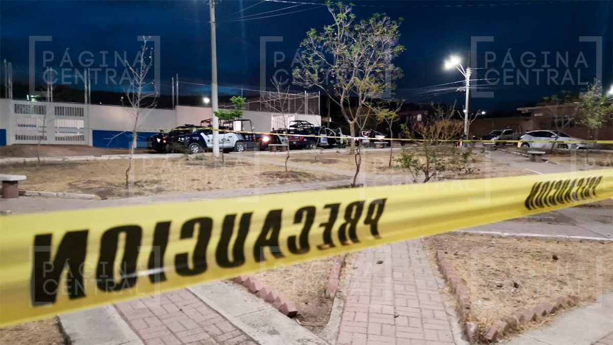 Motosicarios persiguen por varias calles a hombre y lo balean frente a una secundaria