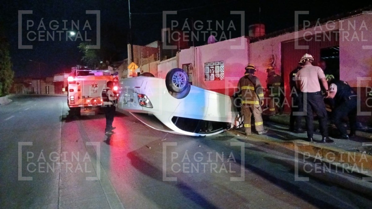 ¡Llantas arriba! Conductor iba a la Calzada, pero perdió el control y volcó en Malecón