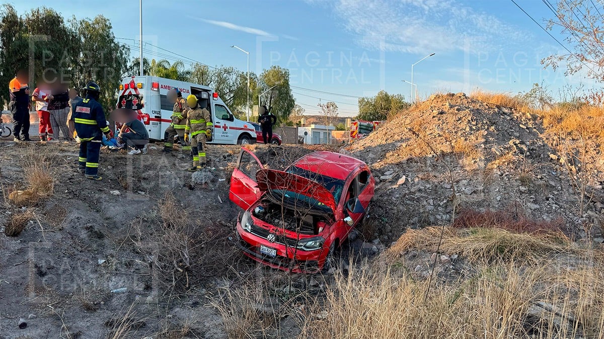 Conductor pierde el control y vuelca su carro en el Ecobulevar; viajaba con su familia