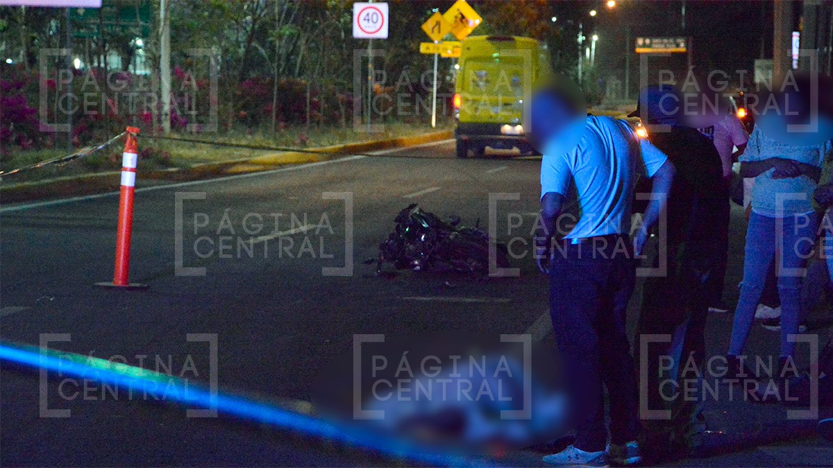 Intentaba cruzar la carretera cuando fue atropellado por motocicleta; murió en el lugar