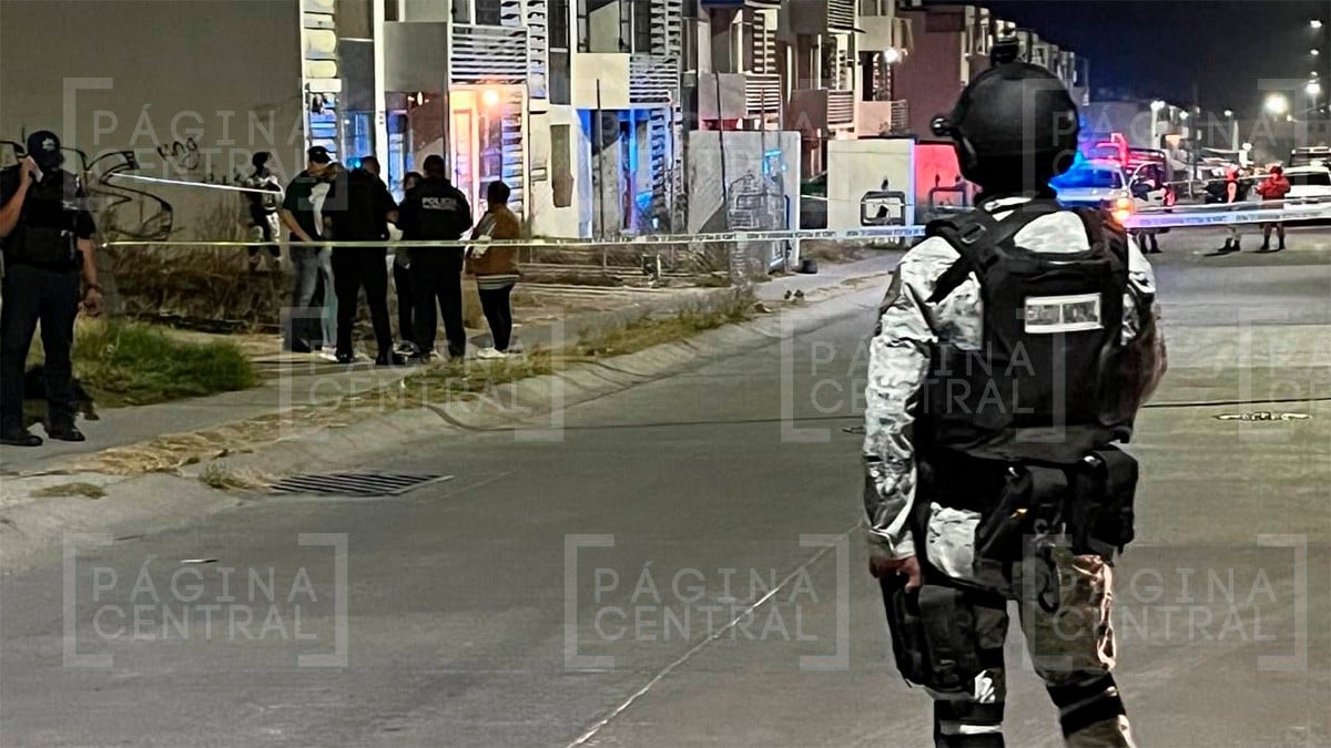 Vecinos escuchan balazos y al salir encuentran a un hombre tirado en la banqueta