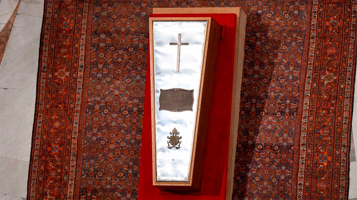 Sellan el ataúd del Papa antes del funeral programado para la mañana del sábado