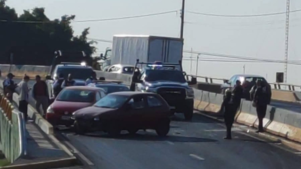 Chocan dos autos en puente Insurgentes ¡y hasta tumbaron la contención!