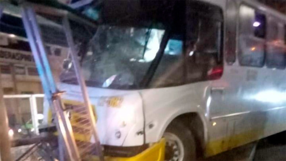 Camión urbano se queda sin frenos y choca contra paradero de Torres Landa