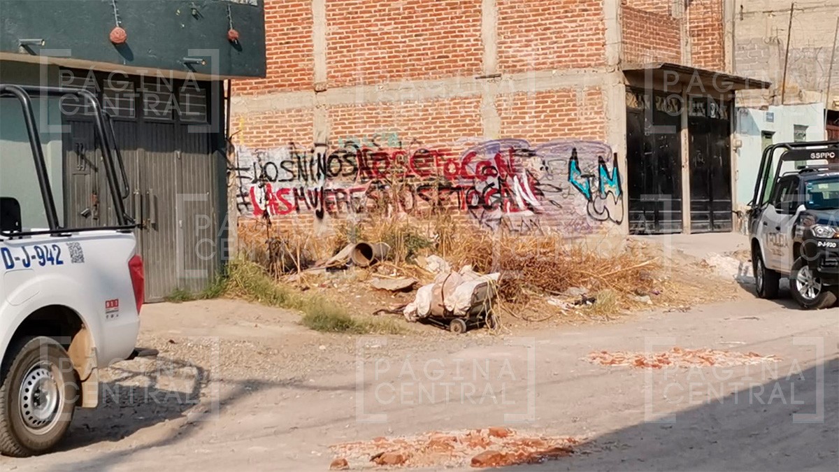 Motociclistas disparan a hombre que jalaba un diablito; intentó ocultarse, pero murió