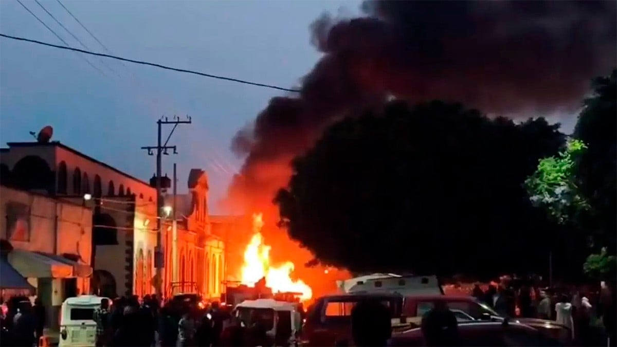 VIDEOS Evitan linchamiento en comunidad y pobladores incendian patrullas en protesta