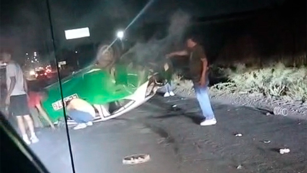 Taxi choca contra carro en la León–Cuerámaro y ambos terminan volcados a media carretera