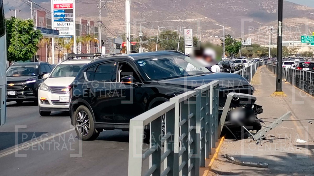 Camioneta choca contra barrera de contención y provoca caos vial en bulevar Morelos